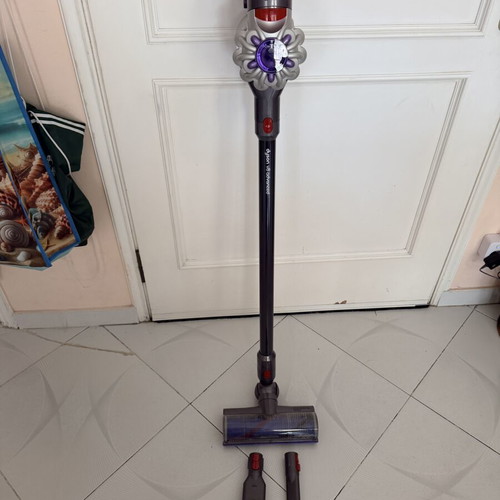 Dyson V8 Advanced rechargeable stick and handheld vacuum like new