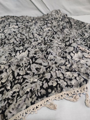 Scarf gray with floral pattern like new