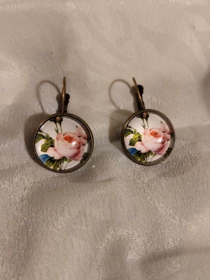 Vintage style earrings with roses new, white and pink