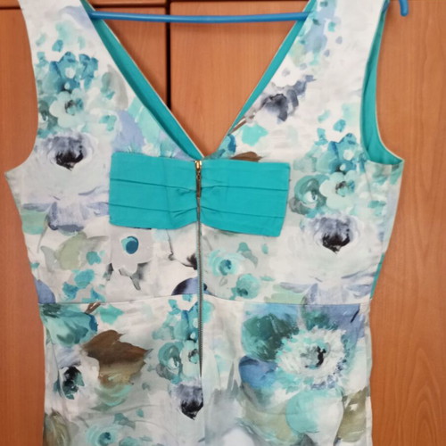 Open summer dress M like new, blue shades with flowers