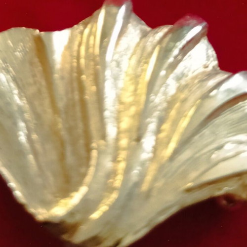Vintage faux bijoux brooch like new, gold tone shell design