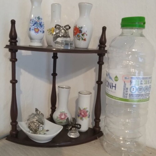 Set of miniatures on shelf like new, 10 pieces