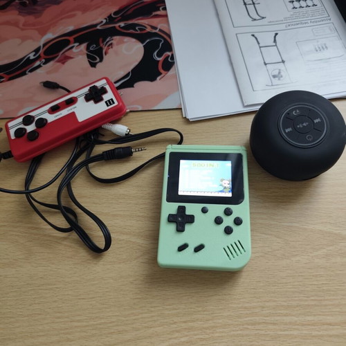 Game console with 500 vintage games and Bluetooth speaker like new