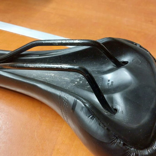 Defender Bassano bicycle saddle like new