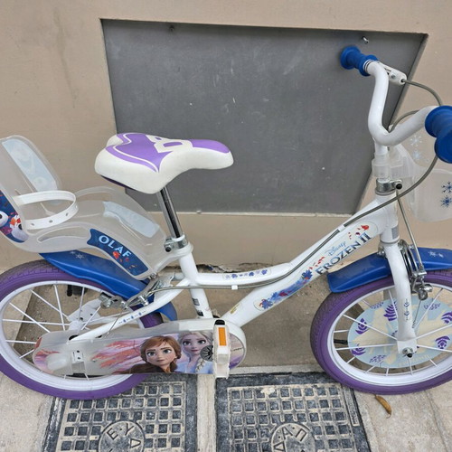 Frozen bicycle like new with training wheels for ages 3-8