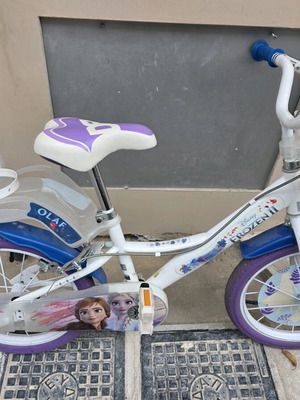 Frozen bicycle like new with training wheels for ages 3-8