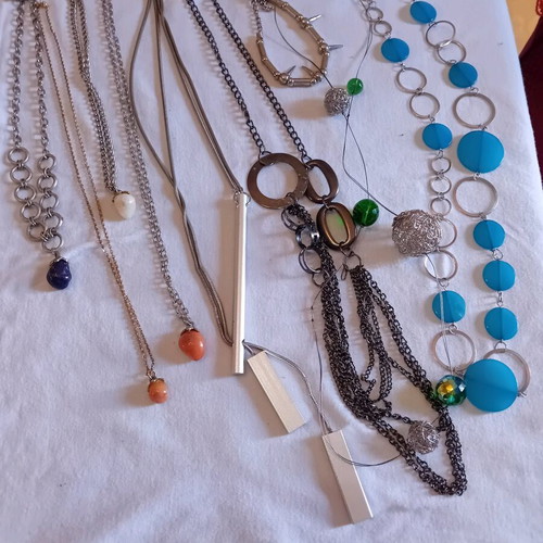 Metal jewelry pack used with geometric shapes