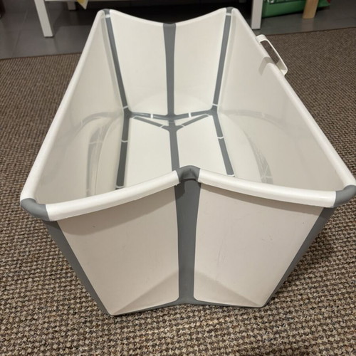 Stokke Flexi Bath like new with color-changing temperature plug