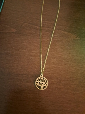 Small tree necklace like new, gold color