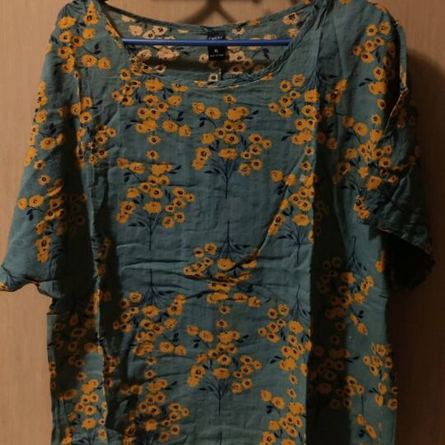 Emery Rose floral top XL like new, green