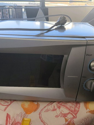 Φούρνος μικροκυμάτων LG σχεδόν αχρησιμοποίητος με κάλυμμα φαγητού