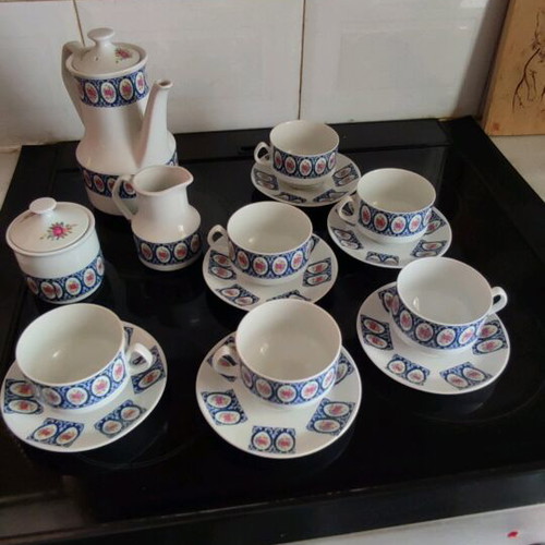 Romanian porcelain tea set like new, 6 cups with saucers