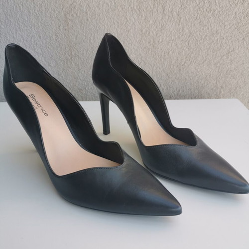 Beatrice Estell black leather pumps size 38 like new