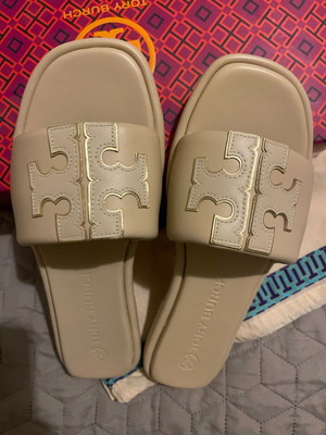 Παντόφλες Tory Burch γυναικείες δερμάτινες αφόρετες, μπεζ με χρυσές λεπτομέρειες μέγεθος 40