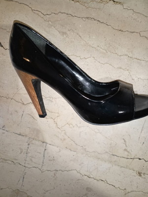 Πέδιλο λουστρίνι Zara καινούργιο, μέγεθος 38, μαύρο με ξύλινο τακούνι