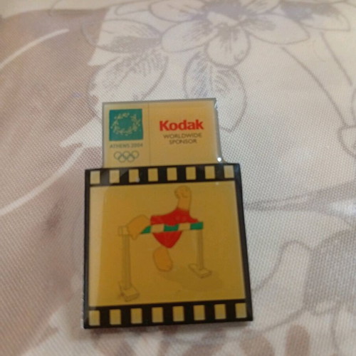 Pin Athens 2004 Olympic Games Kodak like new, collectible hurdles badge