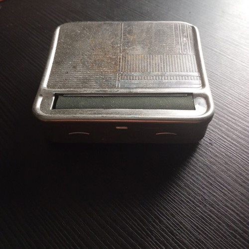 Metal tobacco case used with rolling mechanism