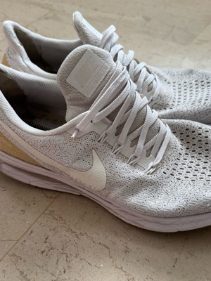 Nike Pegasus 35 athletic shoes used, size 45.5, white
