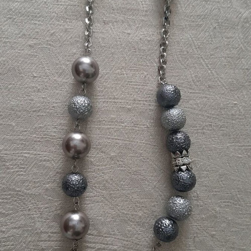 Long gray necklace like new, impressive
