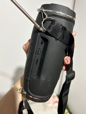 Portable Bluetooth Speaker like new with FM antenna and USB-C