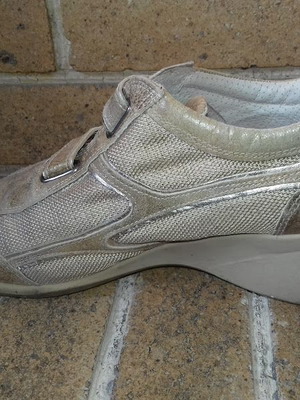 Γυναικεία sneakers Nerogiardini μεταχειρισμένα, δερμάτινα, νούμερο 37-38, μπεζ χρυσαφί