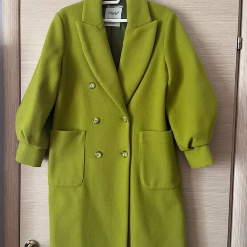 Coat like new in green color, size S