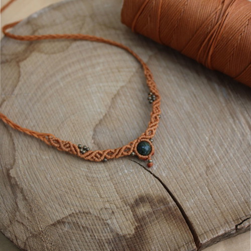 Macrame necklace orange with nephrite new