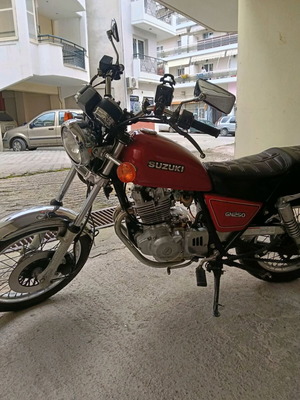 Suzuki GN 250 μηχανή δρόμου σαν καινούργιο, κόκκινη, 1999