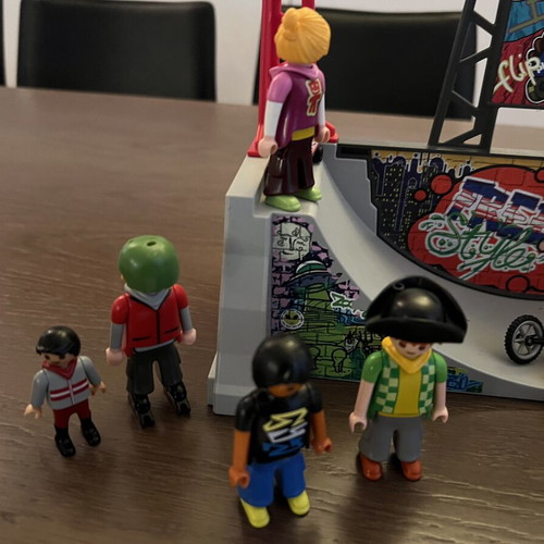Playmobil 5558 Skate Park set like new with 7 figures and BMX