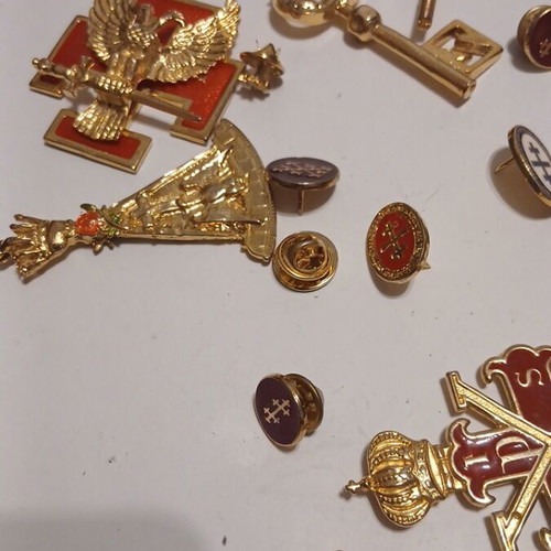 Pins and medals used, assorted set