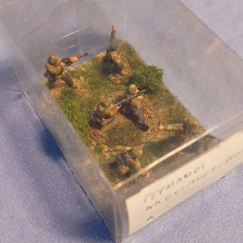 Mini diorama German paratroopers 1/72 scale like new