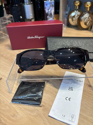 Salvatore Ferragamo SF1109S γυαλιά ηλίου σε σκούρο καφέ-μαύρο ταρταρούγα