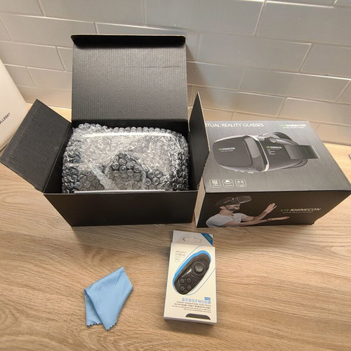 Shinecon VR Headset with Bluetooth Remote new in box