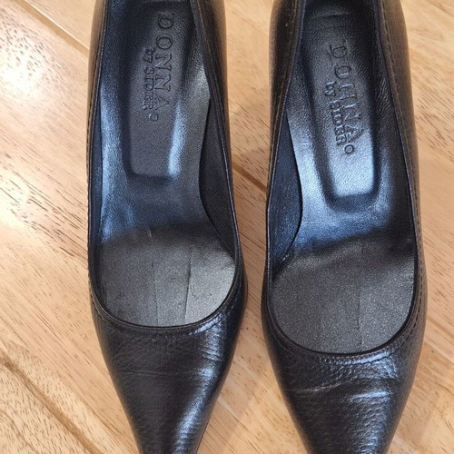 Black leather 60's style pumps like new, size 36