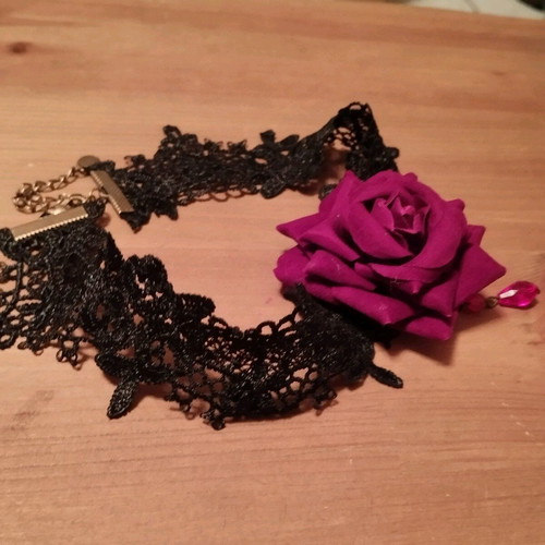 Choker with rose in like new condition