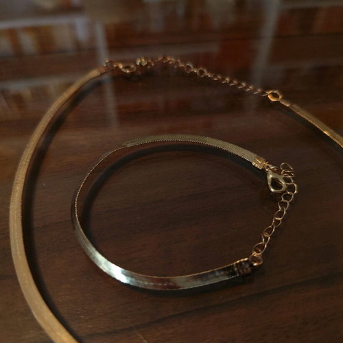 Faux bijoux set like new, gold-colored necklace and bracelet