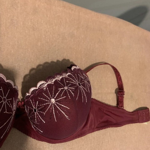 Bra with embroidered design like new, red, size 75B