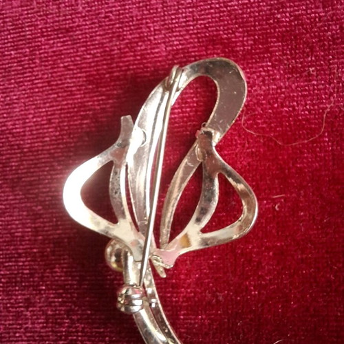Silver flower brooch with faux pearl used