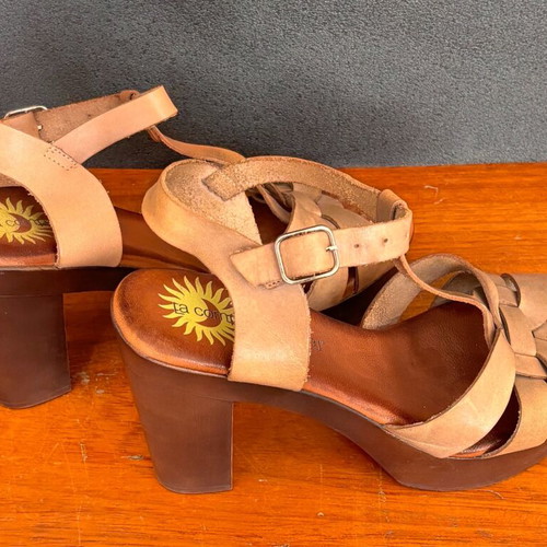 La Compania Natural sandals size 40 like new, beige leather