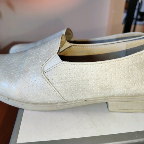 Plato slip-on loafers size 40 cream color like new