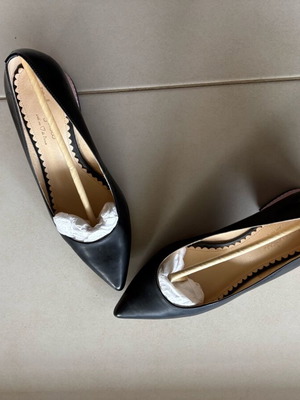 Mellow Yellow black leather pumps like new, size 37