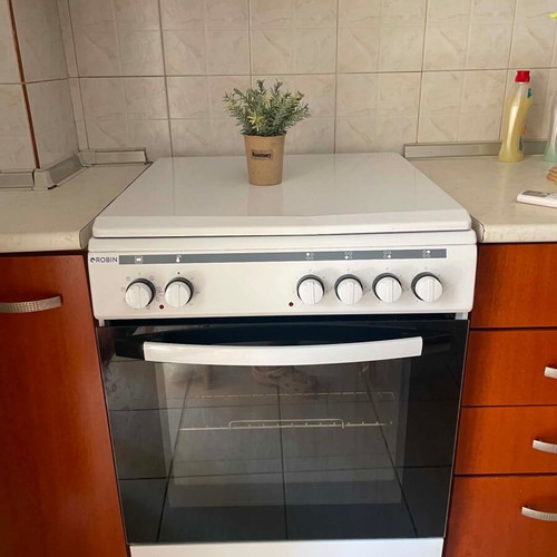 Robin kitchen stove with oven
