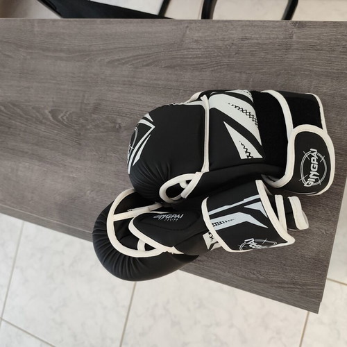MMA gloves like new for sparring and training