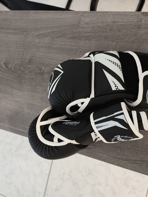 MMA gloves like new for sparring and training