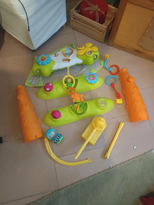 Rainforest Activity Gym 2 in 1 like new with hanging toys