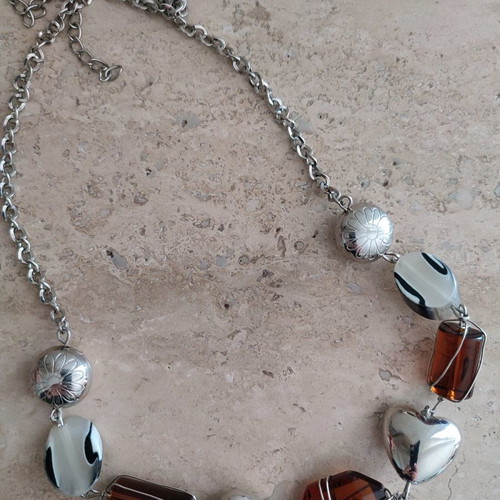 Necklace with silver hearts and honey-colored semi-precious stones new
