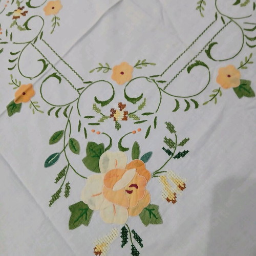 Vintage machine embroidered tablecloth like new, 80×80 cm