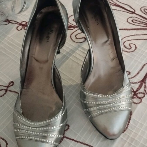 Ellen silver matte satin pumps like new with 4 rows of rhinestones size 40.5