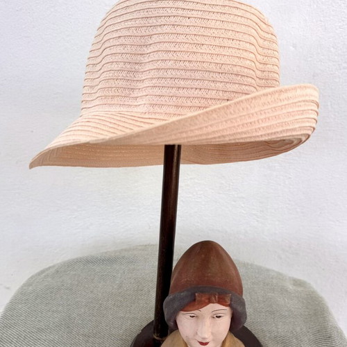Summer hat made of paper yarn, like new, size S, salmon color