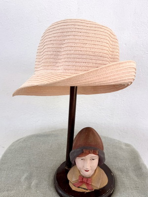 Summer hat made of paper yarn, like new, size S, salmon color